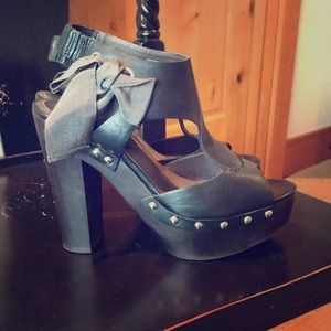Hinge black platform heels